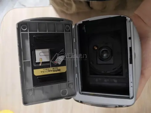 这次海淘入手富士instax mini20拍立得体验很不错，机子成色比预想的要好，机身保存完整，复古银色外观很有年代感。取景框很干净，转运流程顺畅，包装防护到位，到手没有额外磕碰，期待装上相纸试试出片效果，整体购物很满意。