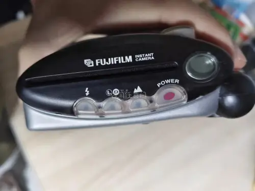 这次海淘入手富士instax mini20拍立得体验很不错，机子成色比预想的要好，机身保存完整，复古银色外观很有年代感。取景框很干净，转运流程顺畅，包装防护到位，到手没有额外磕碰，期待装上相纸试试出片效果，整体购物很满意。