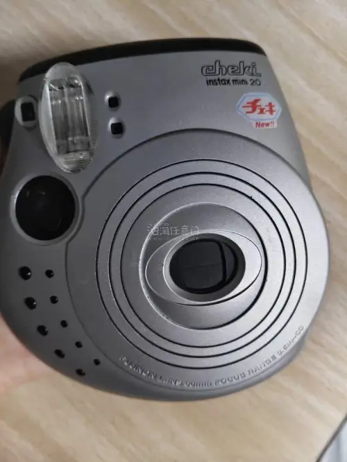 这次海淘入手富士instax mini20拍立得体验很不错，机子成色比预想的要好，机身保存完整，复古银色外观很有年代感。取景框很干净，转运流程顺畅，包装防护到位，到手没有额外磕碰，期待装上相纸试试出片效果，整体购物很满意。