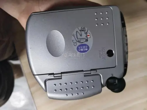 这次海淘入手富士instax mini20拍立得体验很不错，机子成色比预想的要好，机身保存完整，复古银色外观很有年代感。取景框很干净，转运流程顺畅，包装防护到位，到手没有额外磕碰，期待装上相纸试试出片效果，整体购物很满意。