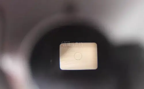 这次海淘入手富士instax mini20拍立得体验很不错，机子成色比预想的要好，机身保存完整，复古银色外观很有年代感。取景框很干净，转运流程顺畅，包装防护到位，到手没有额外磕碰，期待装上相纸试试出片效果，整体购物很满意。