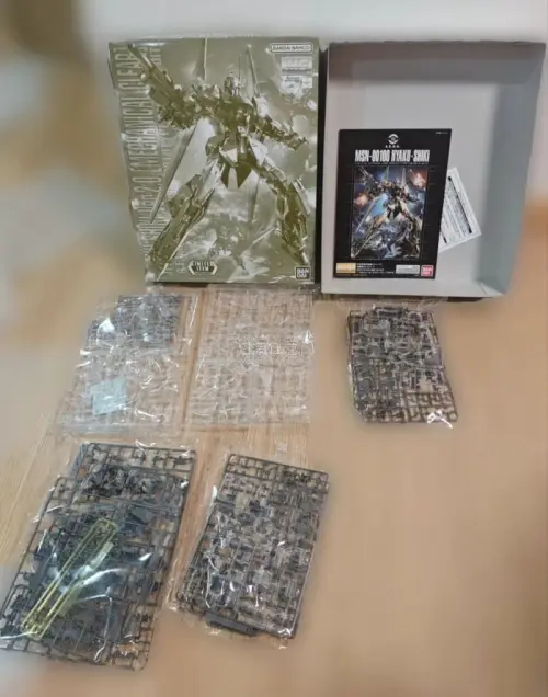 这款是万代基地限定MG百式2.0机械透明款，作为Z高达经典机体，套件骨架细节丰富，透明外甲可直观看见内部精密结构，把玩拼装体验很不错。相比普通电镀版，透明材质别有一番机械美学。属于限定收藏款，套件组合度优秀，造型硬朗帅气，很适合喜欢透明模型、百式情怀的玩家，收藏与把...