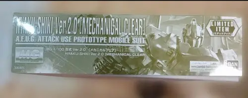 这款是万代基地限定MG百式2.0机械透明款，作为Z高达经典机体，套件骨架细节丰富，透明外甲可直观看见内部精密结构，把玩拼装体验很不错。相比普通电镀版，透明材质别有一番机械美学。属于限定收藏款，套件组合度优秀，造型硬朗帅气，很适合喜欢透明模型、百式情怀的玩家，收藏与把...