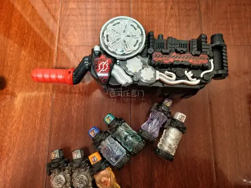 这是挖煤姬购买的假面骑士Build DX变身驱动器腰带，万代正版日版。腰带本体成色完好，声光正常，无缺损，附带多款满装瓶罐配件，插拔感应灵敏，可自由搭配组合触发不同变身音效。腰带经典造型还原剧中形象，可玩性高，很适合特摄玩家收藏
