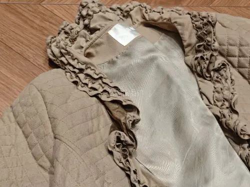 卡其色菱格绗缝外套做工精致，花边领口袖口很有复古氛围感，内里顺滑。深棕色短袖蕾丝开衫细节满满，纽扣、口袋花边都很精致，面料柔软，复古甜美的风格很喜欢，整体状态不错，很满意这次入手。