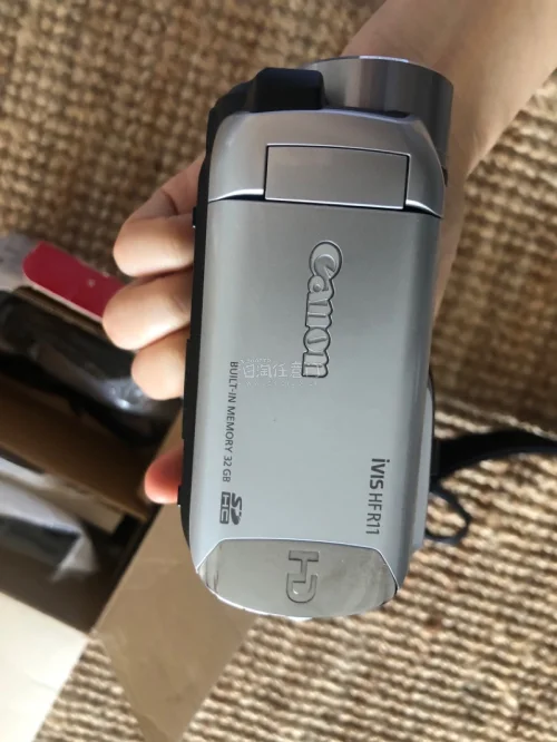 挖煤姬九月好物分享是一台佳能dv机，种草很久，看到一台好价就果断下单了，邮寄方式选择ems，一个星期就到手了，包装很严实，用了很多泡泡纸，到手就迫不及待开机查看，这台相机重量很轻，并且我很满意的一点是电池放在有盖电池槽里，不是外置电池，视频导出需要借助读卡器和电脑，...