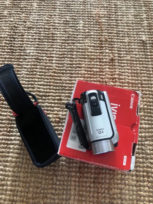 挖煤姬九月好物分享是一台佳能dv机，种草很久，看到一台好价就果断下单了，邮寄方式选择ems，一个星期就到手了，包装很严实，用了很多泡泡纸，到手就迫不及待开机查看，这台相机重量很轻，并且我很满意的一点是电池放在有盖电池槽里，不是外置电池，视频导出需要借助读卡器和电脑，...