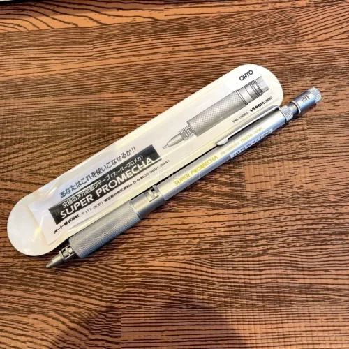 作为一个文具爱好者，这次我淘到的是乐多一款已经停产二十年的自动铅笔，全身上下的铝合金，历经这么多年依旧保留着冷冽的金属锋芒