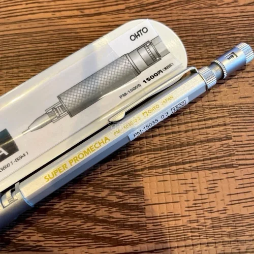 作为一个文具爱好者，这次我淘到的是乐多一款已经停产二十年的自动铅笔，全身上下的铝合金，历经这么多年依旧保留着冷冽的金属锋芒
