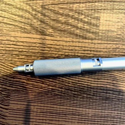 作为一个文具爱好者，这次我淘到的是乐多一款已经停产二十年的自动铅笔，全身上下的铝合金，历经这么多年依旧保留着冷冽的金属锋芒