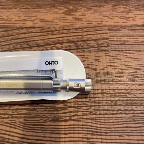 作为一个文具爱好者，这次我淘到的是乐多一款已经停产二十年的自动铅笔，全身上下的铝合金，历经这么多年依旧保留着冷冽的金属锋芒