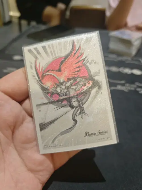 这款卡套质感很不错，通透度高，尺寸贴合卡牌，耐磨不容易刮花。海淘物流速度尚可，包装严实没有压损，保护卡牌效果好，性价比在线，收藏卡牌很合适。