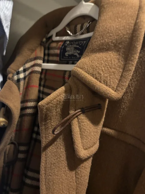 以前的版型什么的做的真的好而且我感觉中古材质也比现代款更好，价格很香，已经入秋了，要不了多久就可以美美穿衣服了。
衬衣状态很新，连衣裙我也是没想到状态居然这么好。用挖煤姬真的很安心完全不怕售后不 ok。挖了很多次衣服都很满意，大家也要注意看详情界面哦！右上角的翻译，...