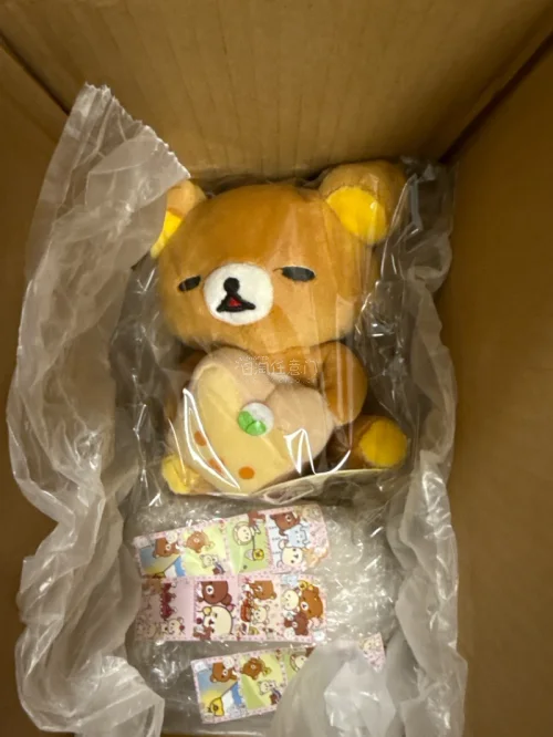 在挖煤姬入手的角落生物玩偶太满意啦！平台操作简单，中文翻译很方便，能淘到国内很难找的款式。仓库打包特别用心，每个玩偶都裹好气泡膜，漂洋过海没有压损，品相和描述一致。合箱囤货很实用，物流轨迹清晰，收费透明没有隐形消费。收藏角落生物选这里很靠谱，以后还会继续回购。