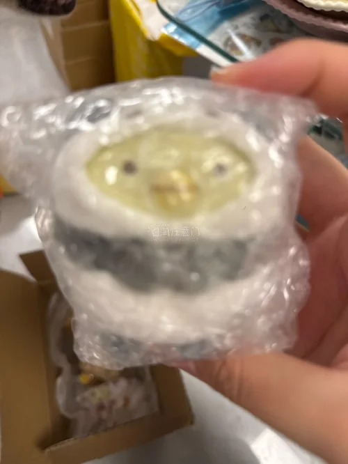 在挖煤姬入手的角落生物玩偶太满意啦！平台操作简单，中文翻译很方便，能淘到国内很难找的款式。仓库打包特别用心，每个玩偶都裹好气泡膜，漂洋过海没有压损，品相和描述一致。合箱囤货很实用，物流轨迹清晰，收费透明没有隐形消费。收藏角落生物选这里很靠谱，以后还会继续回购。