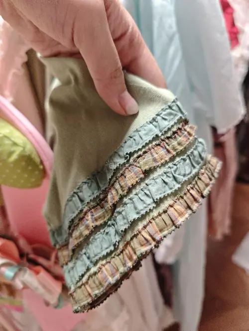 这件森系上衣真的很惊喜！低饱和豆绿不挑皮，衬得气色很好。领口小蝴蝶结，袖口下摆的碎褶花边细节满满，走线工整没有廉价感。面料摸起来软软的，上身舒服透气。我自己搭配了白色荷叶马甲，层层叠叠的田园感直接出来，拍照非常出片，很喜欢这种复古森女风。
这件格子衬衫配色太适合春夏...