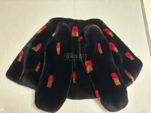 这次分享的是在挖煤姬买到的毛毛外套，毛绒绒的，超级厚绒，随便搭配个西装裤就很好看了！超级爱毛绒外套！关键词还能翻译，喜欢什么都能淘！