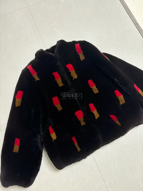这次分享的是在挖煤姬买到的毛毛外套，毛绒绒的，超级厚绒，随便搭配个西装裤就很好看了！超级爱毛绒外套！关键词还能翻译，喜欢什么都能淘！