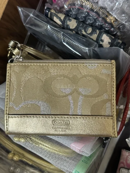 挖煤姬购入Coach中古挂件好评

必须狠狠夸一波挖煤姬！终于蹲到了心心念念的Coach中古挂件，全程购物体验直接拉满，不愧是日淘中古宝藏平台！

平台操作对新手超级友好，页面简洁还有智能翻译，轻松搜到各种绝版、中古款Coach配饰，代拍响应超快，不会无故跑单，蹲稀...