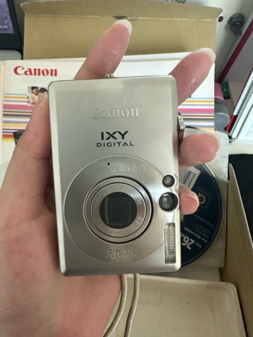 又淘到一台成色很新的CCD✨佳能IXY DIGITAL 60，整机保存得很不错，还附带原装包装盒、光盘、数据线全套配件。复古银色机身小巧便携，拿在手上很有质感，期待到手开机实拍，感受老数码相机独有的复古胶片氛围感，海淘淘机的快乐谁懂！
