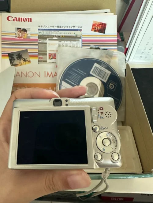 又淘到一台成色很新的CCD✨佳能IXY DIGITAL 60，整机保存得很不错，还附带原装包装盒、光盘、数据线全套配件。复古银色机身小巧便携，拿在手上很有质感，期待到手开机实拍，感受老数码相机独有的复古胶片氛围感，海淘淘机的快乐谁懂！
