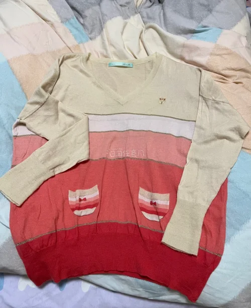 这次在挖煤姬上购买了两件franche lippee品牌的上衣，因为很好价，刷到立刻就购买了。储存快到期时挖煤姬还会发提醒，这才让我及时发送，这点特别好。