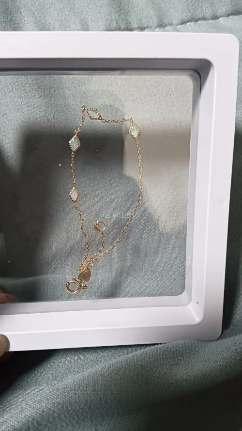 很喜欢这个欧泊手链，一眼睛看上了，小小的很精致，第一次在这家购买，体验很愉快，希望可以多多合作，平台也很给力，物流详情清楚，发货快，很棒～