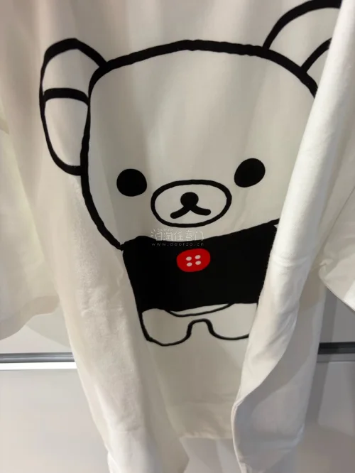 已经很久没有进行海淘了，突然无聊买了一件t，到手发现特别好?非常感谢出物，还是全新的，作为熊妹忠粉觉得很满意，很开心呢～