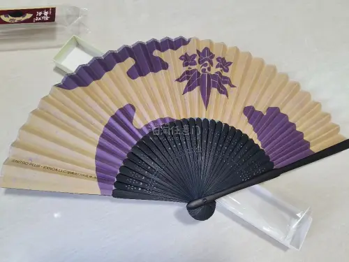 这次在挖煤姬切的髭切歌舞伎扇非常顺利收到了，整体体验很好。平台操作简单，下单和合单流程都不麻烦。打包很好，裏了厚厚的气泡膜，箱子厚实，扇子边角一点没压坏，品相非常完美。物流速度很快，清关很迅速，客服回复也及时，日常买一些新品小件非常合适，之后有需要还会再来。
