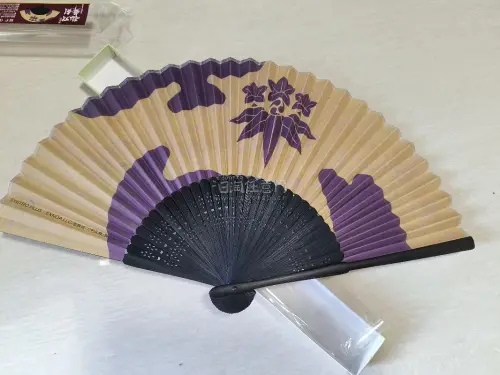 这次在挖煤姬切的髭切歌舞伎扇非常顺利收到了，整体体验很好。平台操作简单，下单和合单流程都不麻烦。打包很好，裏了厚厚的气泡膜，箱子厚实，扇子边角一点没压坏，品相非常完美。物流速度很快，清关很迅速，客服回复也及时，日常买一些新品小件非常合适，之后有需要还会再来。