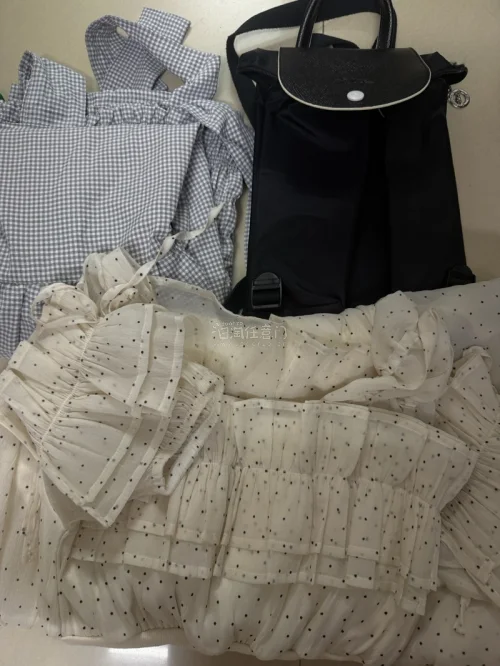 又在挖煤姬快乐海淘啦?
两件氛围感日杂风小裙子狠狠戳中我！
米白底波点裙层层木耳边，面料轻飘飘的，温柔甜妹感直接拉满，拍照巨出片?
灰格纹吊带裙，清新格纹+荷叶边，日常通勤、出游穿都适配，上身清爽又松弛。

顺带入的双肩包轻便能装，上学出门背刚刚好。
整体成色超出预...