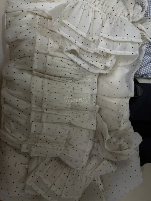 又在挖煤姬快乐海淘啦?
两件氛围感日杂风小裙子狠狠戳中我！
米白底波点裙层层木耳边，面料轻飘飘的，温柔甜妹感直接拉满，拍照巨出片?
灰格纹吊带裙，清新格纹+荷叶边，日常通勤、出游穿都适配，上身清爽又松弛。

顺带入的双肩包轻便能装，上学出门背刚刚好。
整体成色超出预...