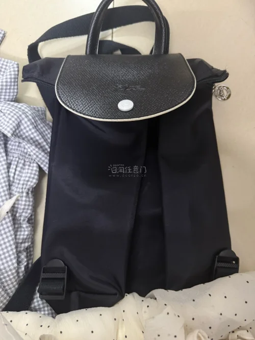 又在挖煤姬快乐海淘啦?
两件氛围感日杂风小裙子狠狠戳中我！
米白底波点裙层层木耳边，面料轻飘飘的，温柔甜妹感直接拉满，拍照巨出片?
灰格纹吊带裙，清新格纹+荷叶边，日常通勤、出游穿都适配，上身清爽又松弛。

顺带入的双肩包轻便能装，上学出门背刚刚好。
整体成色超出预...