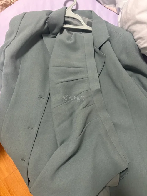 一件特别厚，一件是一个昭和的蓝色小套装，晚上拍有点色差，实物跟商品图一样，最后一件是我买的类似谭燕玉的外套特别值！