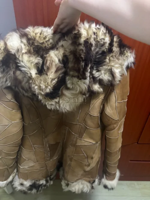 一件特别厚，一件是一个昭和的蓝色小套装，晚上拍有点色差，实物跟商品图一样，最后一件是我买的类似谭燕玉的外套特别值！