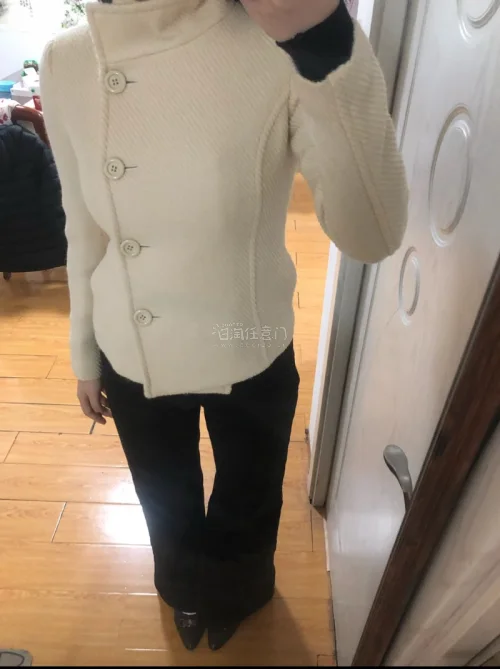 一件特别厚，一件是一个昭和的蓝色小套装，晚上拍有点色差，实物跟商品图一样，最后一件是我买的类似谭燕玉的外套特别值！