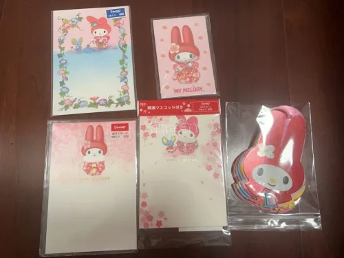 这一次海淘买到了很多中古稀有美乐蒂！最喜欢的是这个水彩笔，然后是这些可爱的明信片，虽然不便宜，但真的很好看。