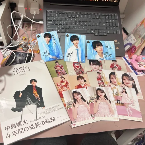 我一直在切小偶像谢谢然后就是我发现一直当偶像宅会很舒服
ems依旧很快，提交申请以后一周左右到手，派送也很及时负责
日娱妹继续切起来不要停