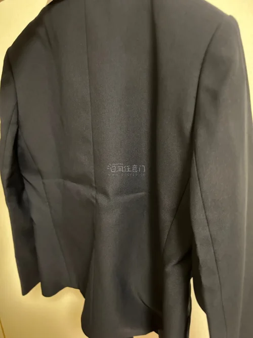 1这件普通西服质感超出预期，面料挺括不容易皱，剪裁简约日常，不挑搭配。不管搭连衣裙、衬衫或者休闲下装都很适配，日常通勤、出门逛街都能穿，实穿度很高。
多亏挖煤姬平台，海淘下单操作简单，仓储打包细心，远渡重洋到手衣物状态完好。各项费用明明白白，转运流程顺畅，淘日系古着...