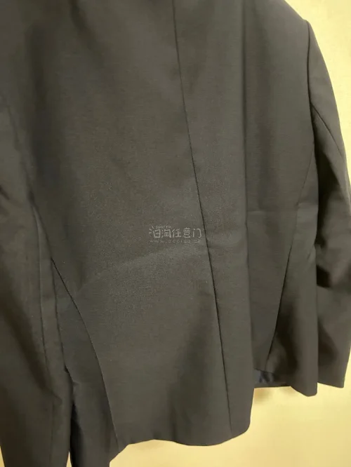 1这件普通西服质感超出预期，面料挺括不容易皱，剪裁简约日常，不挑搭配。不管搭连衣裙、衬衫或者休闲下装都很适配，日常通勤、出门逛街都能穿，实穿度很高。
多亏挖煤姬平台，海淘下单操作简单，仓储打包细心，远渡重洋到手衣物状态完好。各项费用明明白白，转运流程顺畅，淘日系古着...
