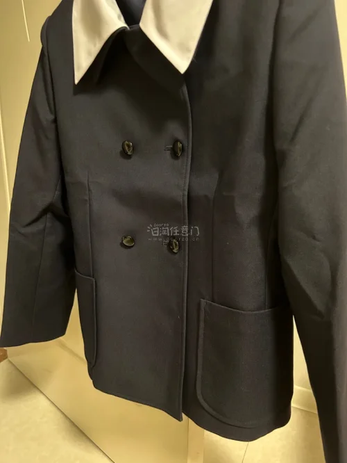 1这件普通西服质感超出预期，面料挺括不容易皱，剪裁简约日常，不挑搭配。不管搭连衣裙、衬衫或者休闲下装都很适配，日常通勤、出门逛街都能穿，实穿度很高。
多亏挖煤姬平台，海淘下单操作简单，仓储打包细心，远渡重洋到手衣物状态完好。各项费用明明白白，转运流程顺畅，淘日系古着...