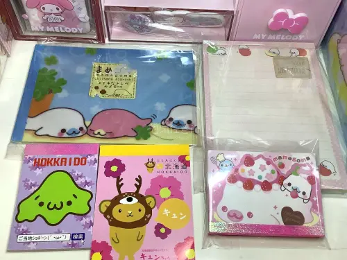 收到这一批三丽鸥纸质周边真的超开心！豆芝麻海豹的本子、便签图案软萌可爱，印刷色彩好看，纸质手感很不错。商品保存状态良好，包装防护到位没有磕碰损坏。不管是收藏还是日常写写画画使用都很合适，这次购物体验十分满意。