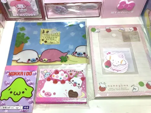 收到这一批三丽鸥纸质周边真的超开心！豆芝麻海豹的本子、便签图案软萌可爱，印刷色彩好看，纸质手感很不错。商品保存状态良好，包装防护到位没有磕碰损坏。不管是收藏还是日常写写画画使用都很合适，这次购物体验十分满意。