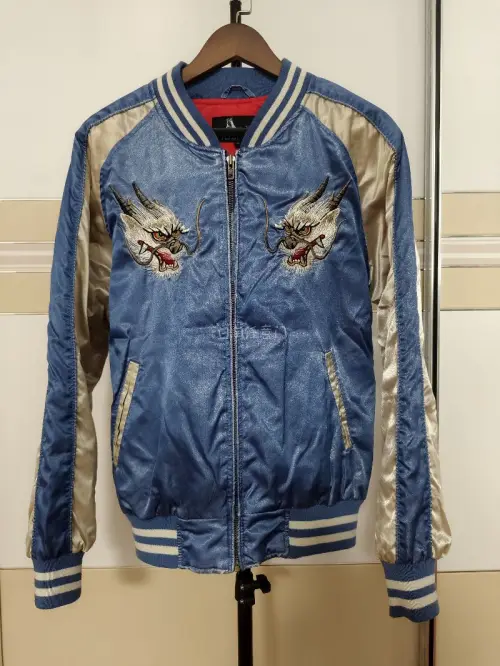 非常棒的一次购物，第一次尝试合单这么多件衣服，包裹包装的非常好！衣服和盒子在运输的过程中没有损坏，ems的快递速度也很快，准时到达我的手里
