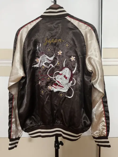 非常棒的一次购物，第一次尝试合单这么多件衣服，包裹包装的非常好！衣服和盒子在运输的过程中没有损坏，ems的快递速度也很快，准时到达我的手里