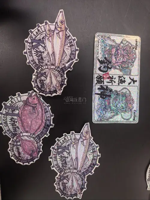 我是煤炉这家店的老主顾了，采购了几十次，非常喜欢这家店铺的贴纸，防水并且不容易褪色。而且也不会翘边之类。。