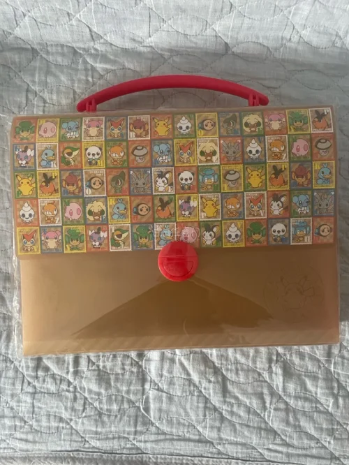 又到了一箱包裹，本次还是ems，配合积分低扣太香了！买了一些宝可梦周边，pokemon doll stamp，邮票风格的一个文件夹收纳盒，本来以为是有单独存放的，结果没有。还有两张文件夹，最后是两张贴纸。下个月继续！