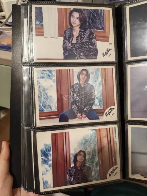 第一次用挖煤姬海淘纸片，蹲了好久的纸片终于到货，这次使用了EMS，合单发货速度都很快，拿到手后纸片也完好无损！
纸片到手之后也是将他们美美放入收纳册和架子展示！以后也会用挖煤姬进行海淘的！