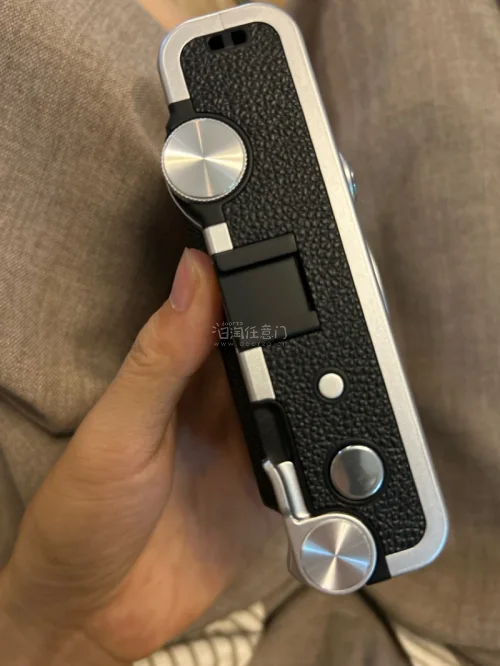 拿到手之后还是想感叹一下，非常新啊，当然了，使用痕迹多多少少还是有一点的，不过我还是非常满意！而且这个型号有中文！简单上手！