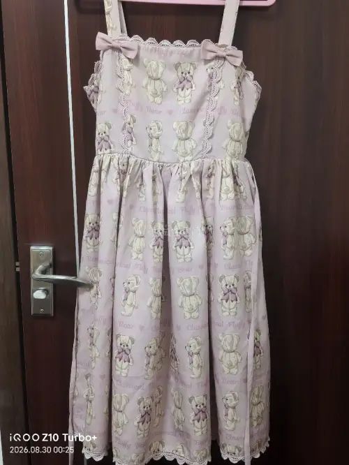 axes femme这条小熊印花吊带裙真的完全戳中少女心！温柔的粉调底色搭配可爱的满印小熊图案，蕾丝花边和蝴蝶结细节精致又软糯。面料手感舒服不扎皮肤，版型显瘦温柔，搭配同系列蕾丝小开衫氛围感直接拉满，日系甜妹感十足，实物比图片还要好看，这次购物体验超满意！